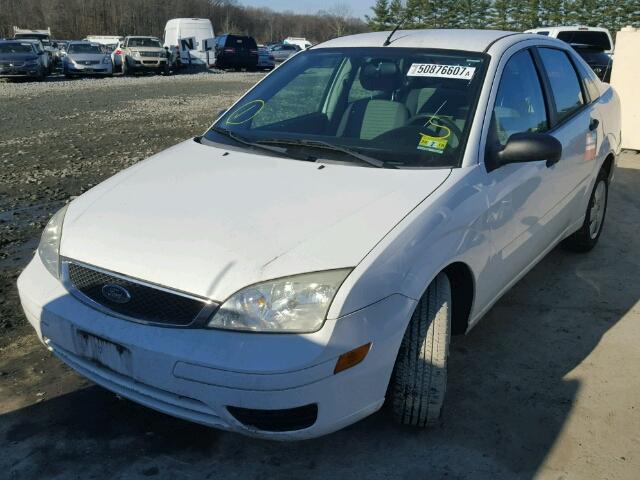 1FAFP34N67W127152 - 2007 FORD FOCUS ZX4 WHITE photo 2