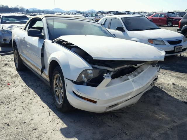 1ZVFT84N665212898 - 2006 FORD MUSTANG WHITE photo 1