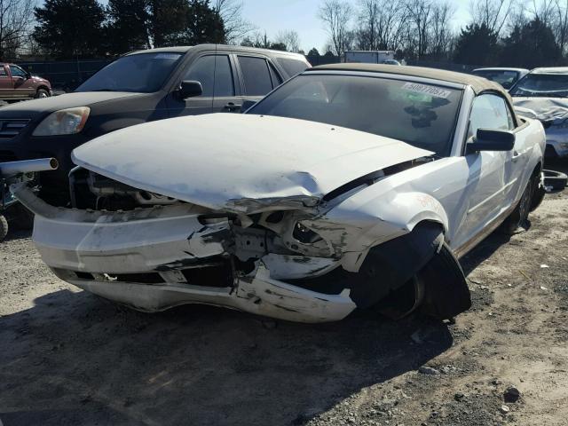 1ZVFT84N665212898 - 2006 FORD MUSTANG WHITE photo 2