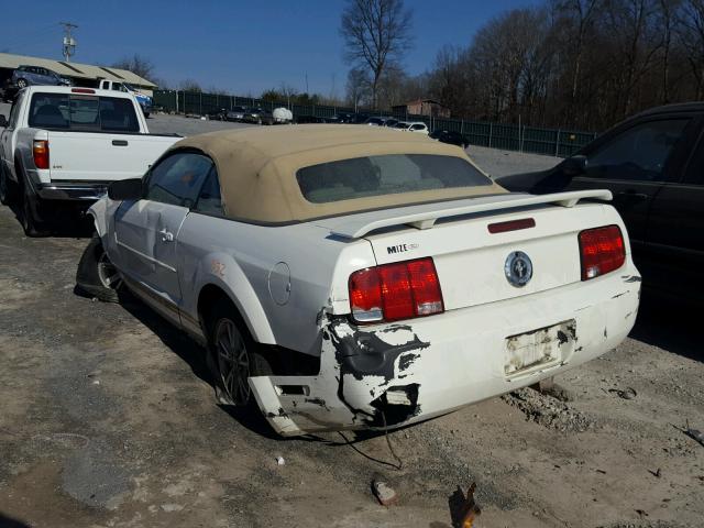 1ZVFT84N665212898 - 2006 FORD MUSTANG WHITE photo 3