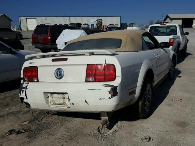 1ZVFT84N665212898 - 2006 FORD MUSTANG WHITE photo 4