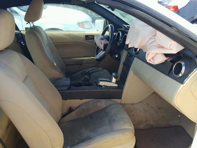 1ZVFT84N665212898 - 2006 FORD MUSTANG WHITE photo 5