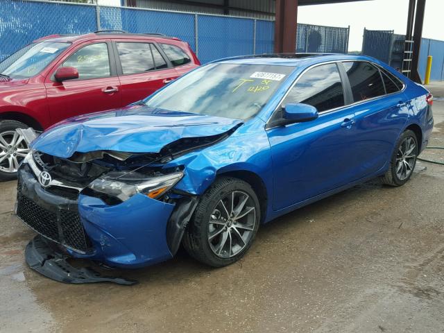 4T1BF1FK0HU720291 - 2017 TOYOTA CAMRY LE ლურჯი ფოტო 2