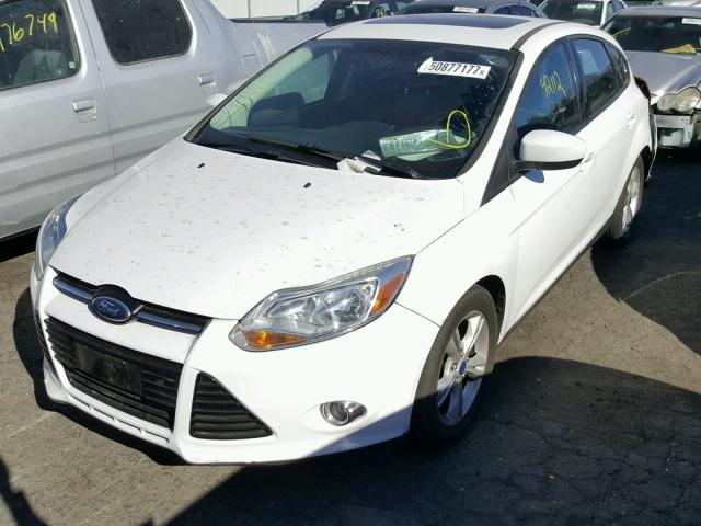 1FAHP3K29CL423134 - 2012 FORD FOCUS SE WHITE photo 2