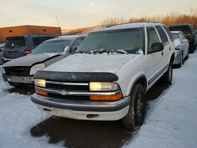 1GNDT13W6W2200836 - 1998 CHEVROLET BLAZER WHITE photo 2