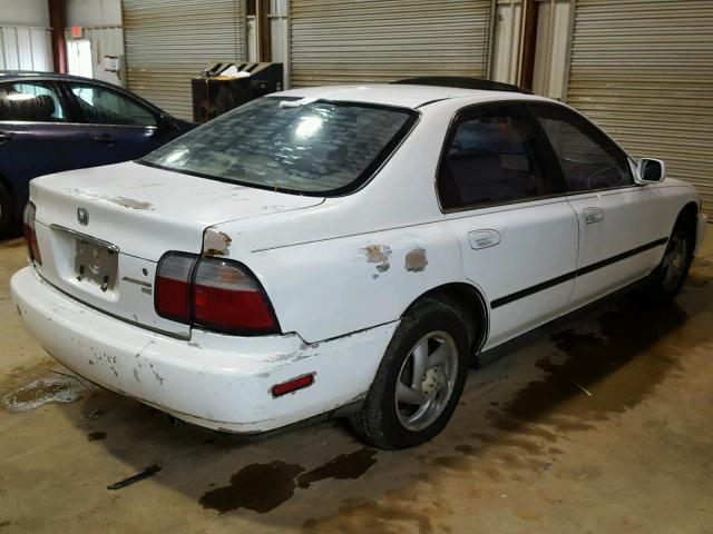 1HGCD5632VA111961 - 1997 HONDA ACCORD LX WHITE photo 4