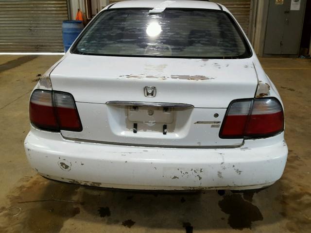 1HGCD5632VA111961 - 1997 HONDA ACCORD LX WHITE photo 9