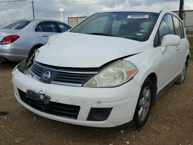 3N1BC13E48L447039 - 2008 NISSAN VERSA S WHITE photo 2