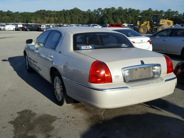 1LNHM82V36Y642572 - 2006 LINCOLN TOWN CAR S WHITE photo 3