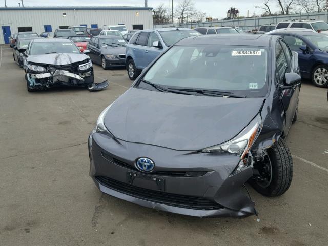 JTDKARFU5H3542662 - 2017 TOYOTA PRIUS GRAY photo 2