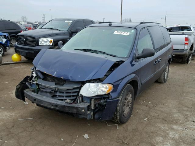 2C4GP44R85R593565 - 2005 CHRYSLER TOWN & COU BLUE photo 2