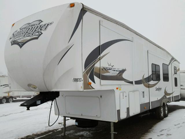 4X4FSAM24BJ025156 - 2011 SAND 5TH WHEEL WHITE photo 2