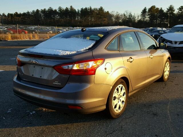 1FAHP3F28CL427556 - 2012 FORD FOCUS SE GRAY photo 4