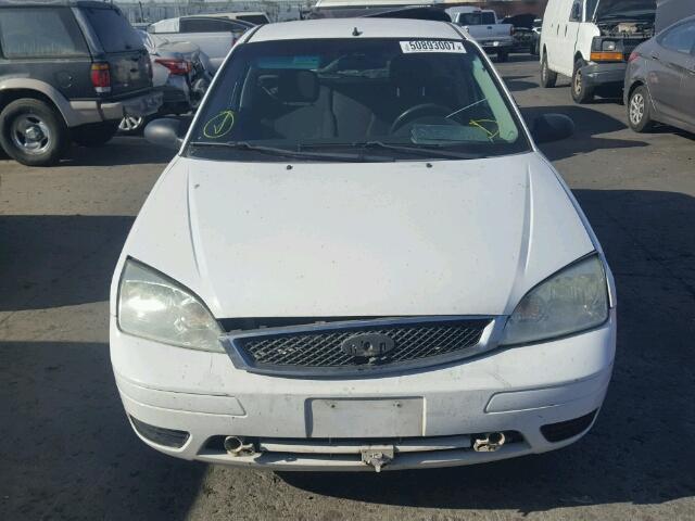 3FAFP31N95R148825 - 2005 FORD FOCUS ZX3 WHITE photo 9