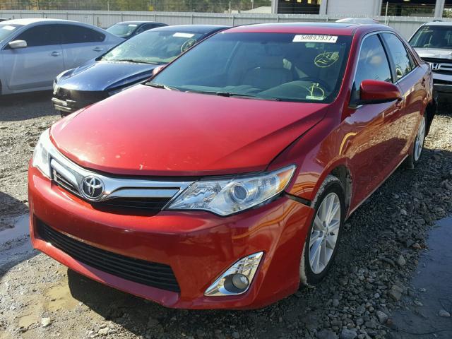 4T1BK1FK0DU531128 - 2013 TOYOTA CAMRY SE RED photo 2