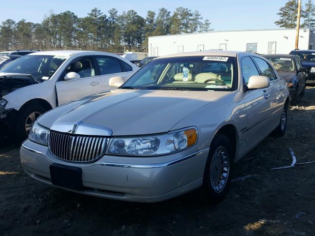 1LNHM83W81Y680296 - 2001 LINCOLN TOWN CAR C BEIGE photo 2