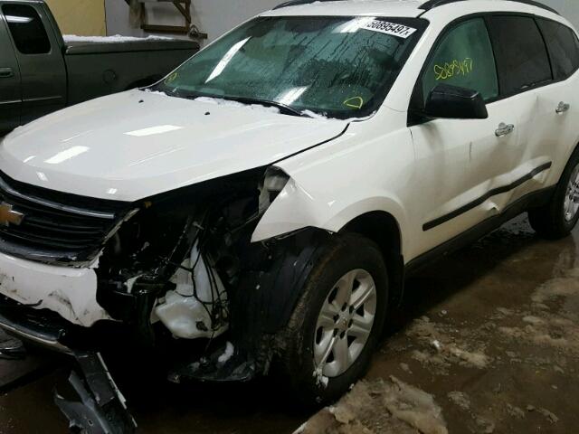 1GNKRFED1FJ202756 - 2015 CHEVROLET TRAVERSE L WHITE photo 9