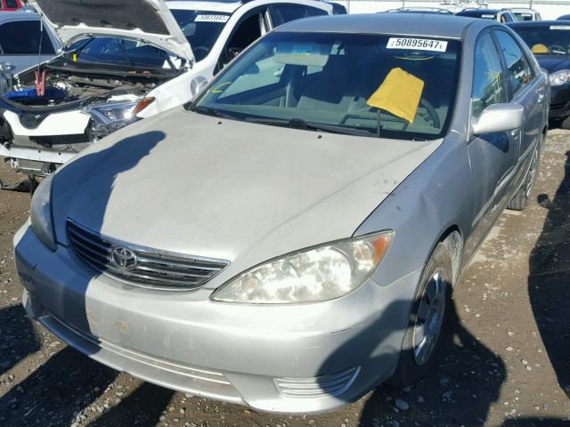 4T1BE32K15U508466 - 2005 TOYOTA CAMRY LE SILVER photo 2