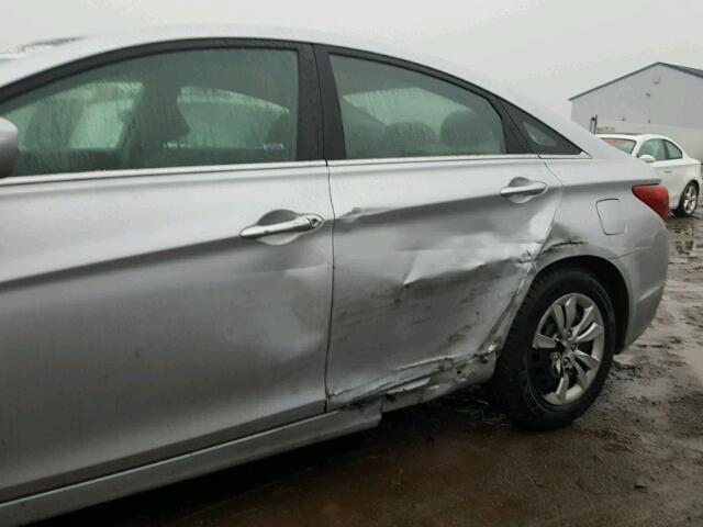 5NPEB4AC8DH552970 - 2013 HYUNDAI SONATA GLS SILVER photo 9