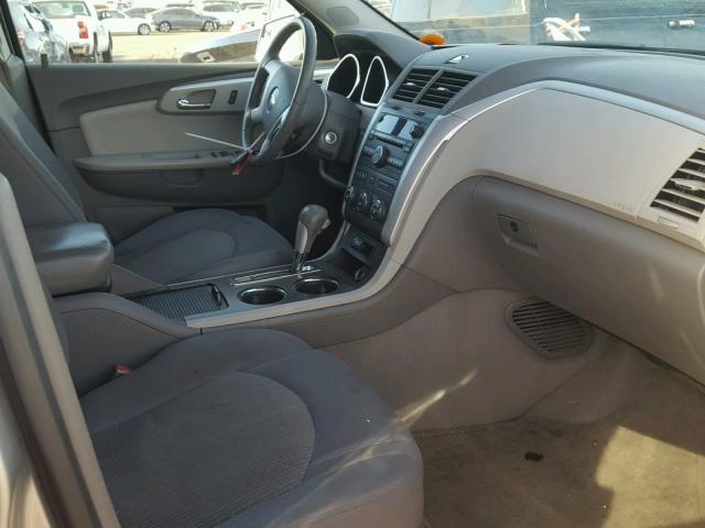 1GNKVGED1BJ388990 - 2011 CHEVROLET TRAVERSE L GRAY photo 5