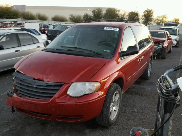 2A4GP44R17R330816 - 2007 CHRYSLER TOWN & COU RED photo 2