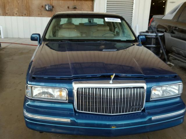 1LNLM81W4VY626240 - 1997 LINCOLN TOWN CAR E GREEN photo 9