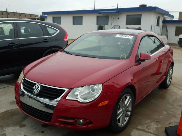 WVWFA71F18V006956 - 2008 VOLKSWAGEN EOS LUX RED photo 2