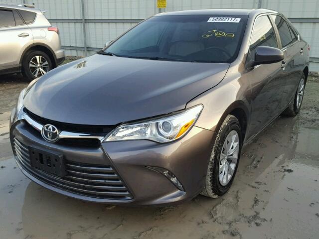 4T4BF1FK3FR500033 - 2015 TOYOTA CAMRY LE GRAY photo 2