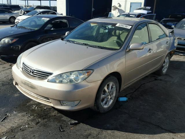 4T1BE32K05U959758 - 2005 TOYOTA CAMRY LE GOLD photo 2