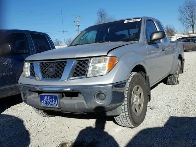 1N6AD06W15C461621 - 2005 NISSAN FRONTIER K SILVER photo 2