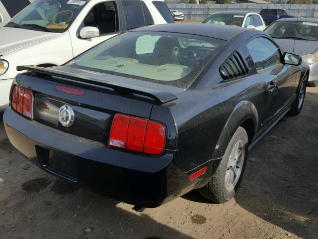 1ZVFT80N755167426 - 2005 FORD MUSTANG BLACK photo 4