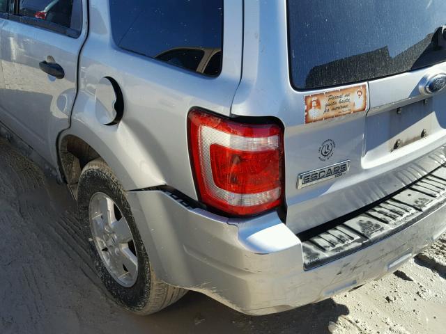 1FMCU03769KC25157 - 2009 FORD ESCAPE XLT WHITE photo 9