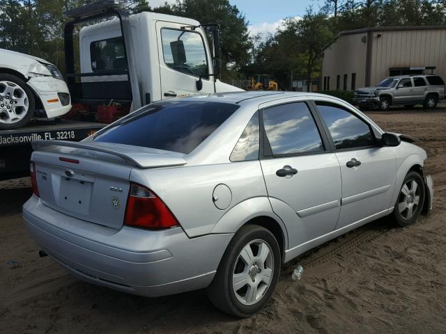 1FAHP34N46W214409 - 2006 FORD FOCUS ZX4 SILVER photo 4