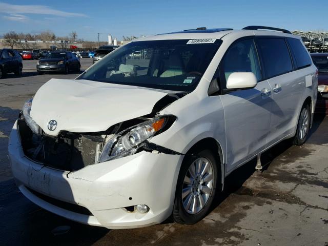 5TDDK3DC8BS026458 - 2011 TOYOTA SIENNA XLE WHITE photo 2