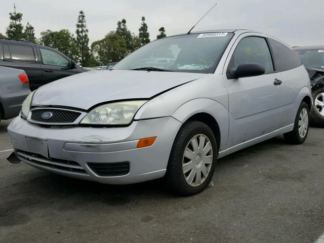 1FAFP31NX7W179243 - 2007 FORD FOCUS ZX3 SILVER photo 2