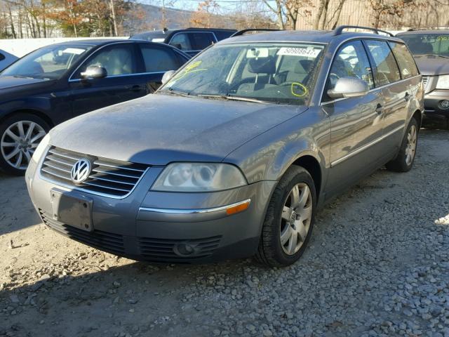 WVWCD63B05E022530 - 2005 VOLKSWAGEN PASSAT GLS GRAY photo 2