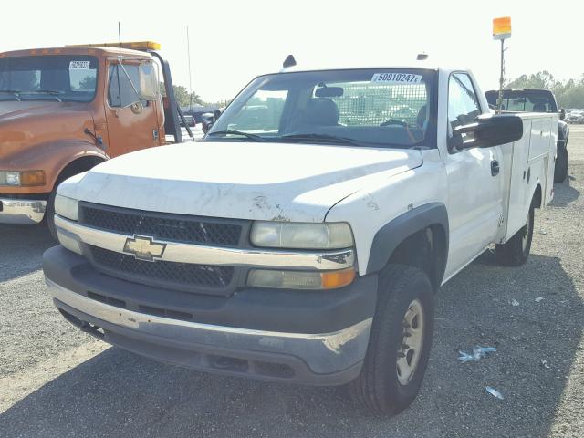 1GBHC24101E241333 - 2001 CHEVROLET SILVERADO WHITE photo 2