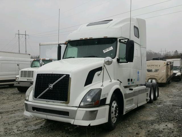 4V4NC9TJ75N370690 - 2005 VOLVO VN VNL WHITE photo 2