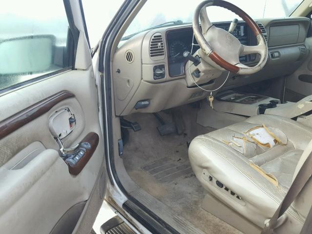 1GYEK63R7YR221769 - 2000 CADILLAC ESCALADE L WHITE photo 9