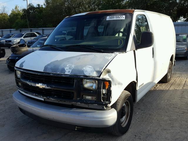 1GCEG15W311174211 - 2001 CHEVROLET EXPRESS G1 WHITE photo 2