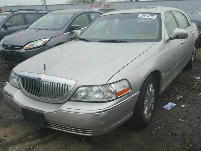 1LNHM82W45Y658710 - 2005 LINCOLN TOWN CAR S SILVER photo 2