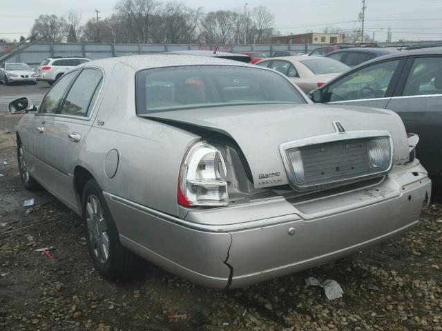 1LNHM82W45Y658710 - 2005 LINCOLN TOWN CAR S SILVER photo 3