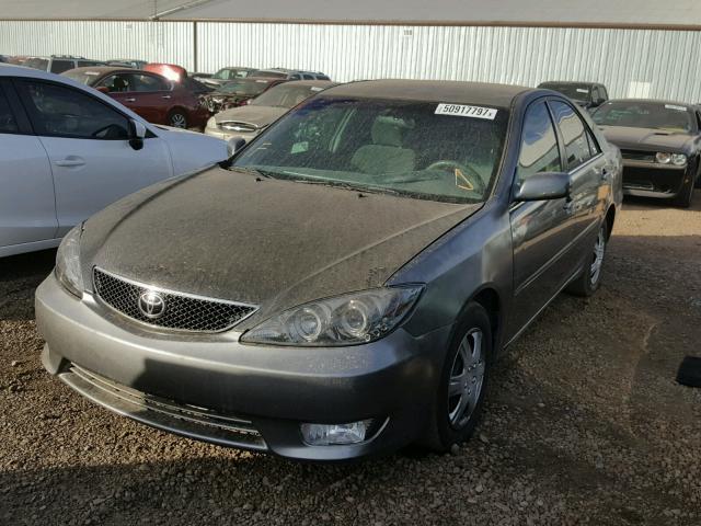 4T1BE32K05U966371 - 2005 TOYOTA CAMRY LE GRAY photo 2