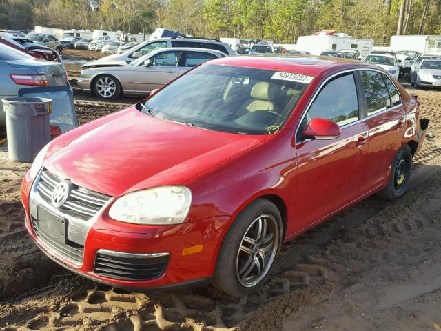 3VWRM71K28M055138 - 2008 VOLKSWAGEN JETTA SE RED photo 2