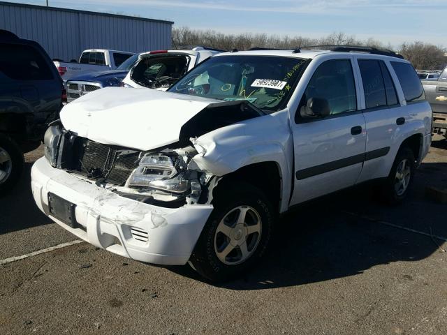 1GNDS13S652385744 - 2005 CHEVROLET TRAILBLAZE WHITE photo 2