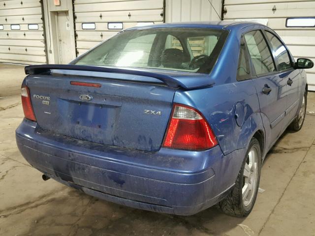 1FAFP34N35W312594 - 2005 FORD FOCUS ZX4 BLUE photo 4