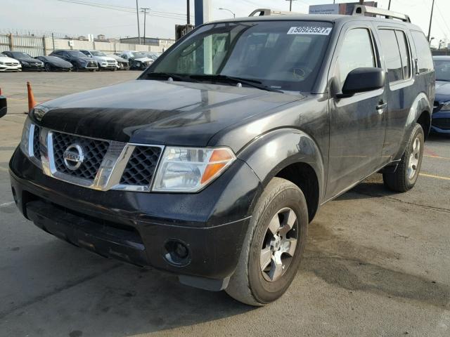 5N1AR18U95C769136 - 2005 NISSAN PATHFINDER BLACK photo 2