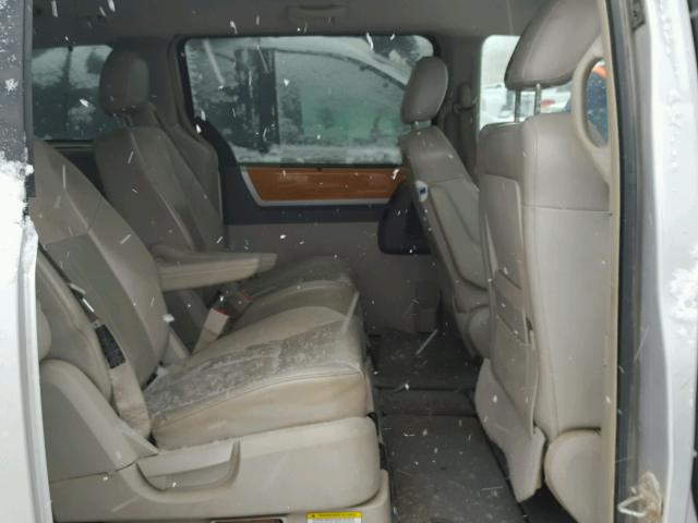 2A8HR64X58R150313 - 2008 CHRYSLER TOWN & COU SILVER photo 6