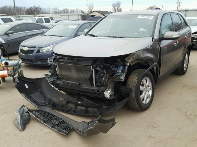 5XYKT3A15BG035994 - 2011 KIA SORENTO BA GRAY photo 2