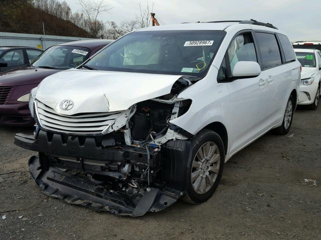 5TDJK3DC8FS105878 - 2015 TOYOTA SIENNA LE WHITE photo 2